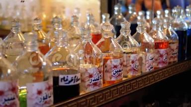 阿拉伯商店的芳香油和香水。 埃及